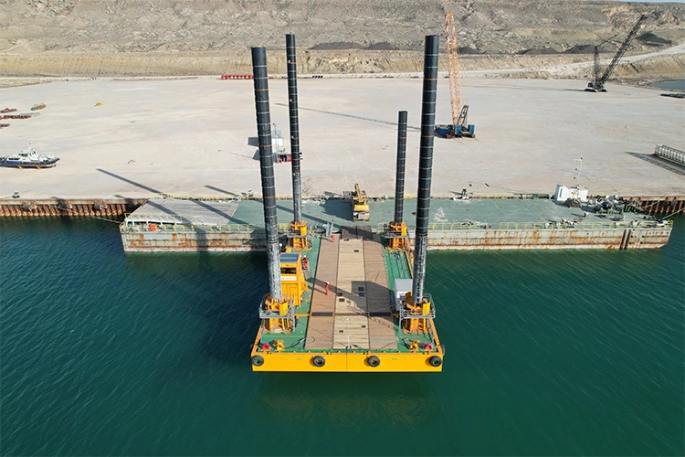 Plataforma autoelevatória de escavação