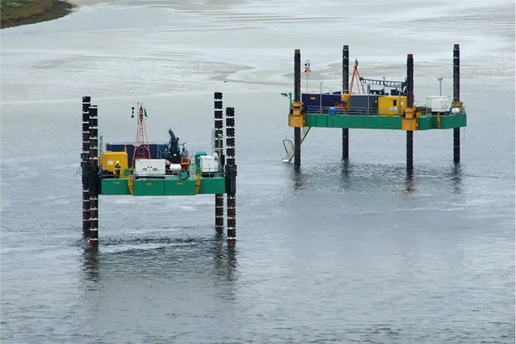 Plataforma autoelevatória de exploração geológica