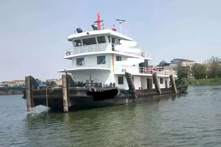 Rebocador de hélice de popa vertical